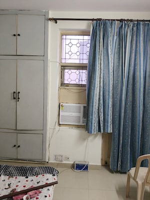 Room in 6+ BHK Independent House at RWA Apartments Sector 12, Sector 12 – for Rent