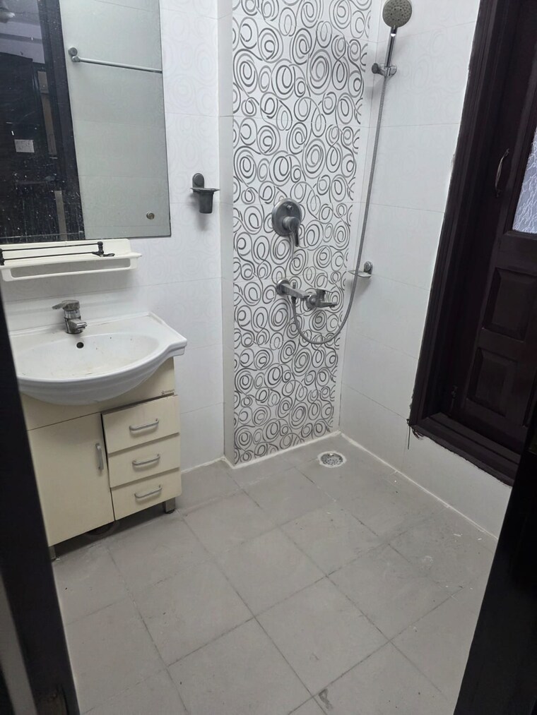 Bathroom, chitra vihar 3 Bedroom 1800 Sq.Ft. Builder Floor In Chitra Vihar Delhi 9622905