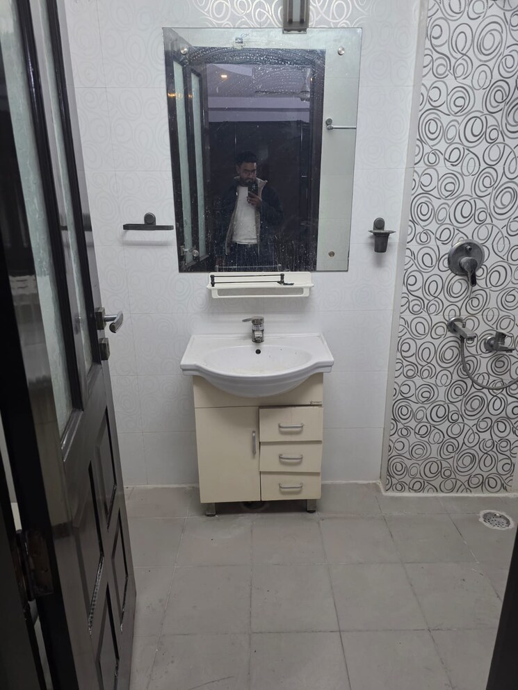 Bathroom, chitra vihar 3 Bedroom 1800 Sq.Ft. Builder Floor In Chitra Vihar Delhi 9622905