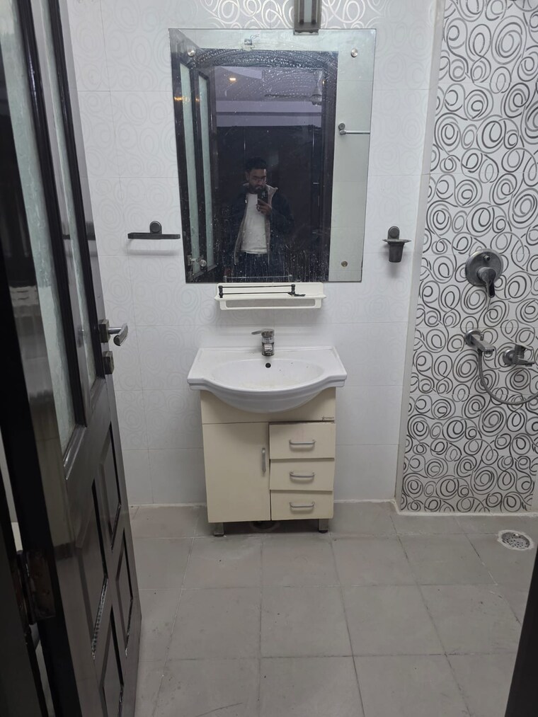 Bathroom, chitra vihar 3 Bedroom 1800 Sq.Ft. Builder Floor In Chitra Vihar Delhi 9622905