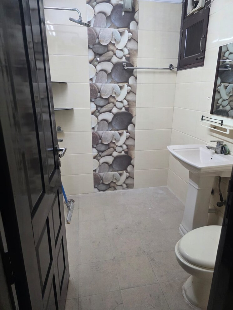 Bathroom, chitra vihar 3 Bedroom 1800 Sq.Ft. Builder Floor In Chitra Vihar Delhi 9622905