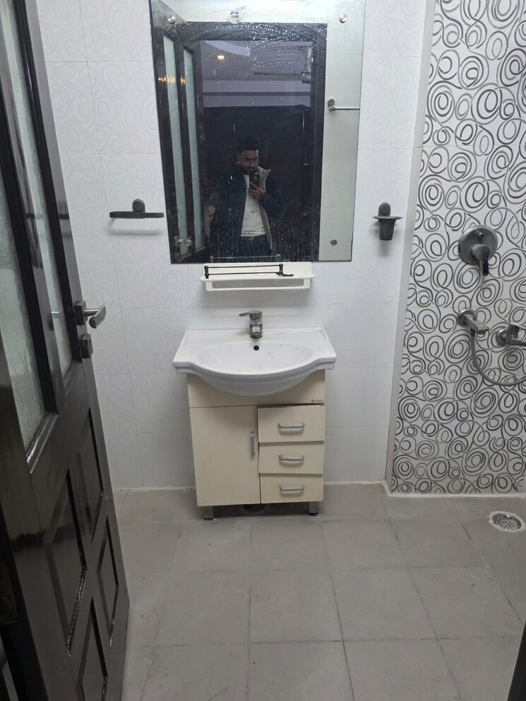 Bathroom, chitra vihar 3 Bedroom 1800 Sq.Ft. Builder Floor In Chitra Vihar Delhi 9622905