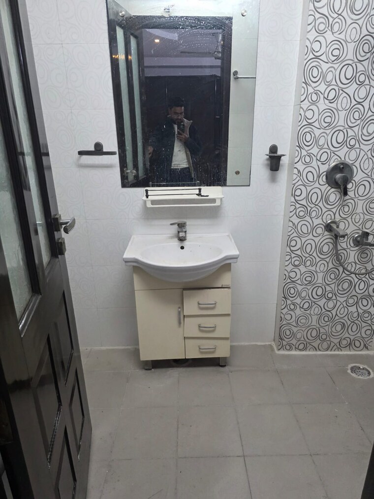 Bathroom, chitra vihar 3 Bedroom 1800 Sq.Ft. Builder Floor In Chitra Vihar Delhi 9622905