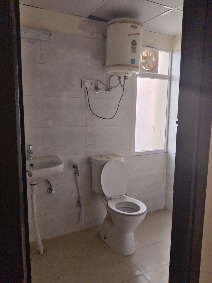 Bathroom, amrapali-dream-valley 2 Bedroom 850 Sq.Ft. Apartment In Tech Zone 4 Greater Noida Greater Noida 9622928