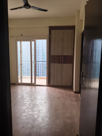 Room in 2 BHK Apartment at Amrapali Dream Valley, Tech Zone 4 Greater Noida – for Sale