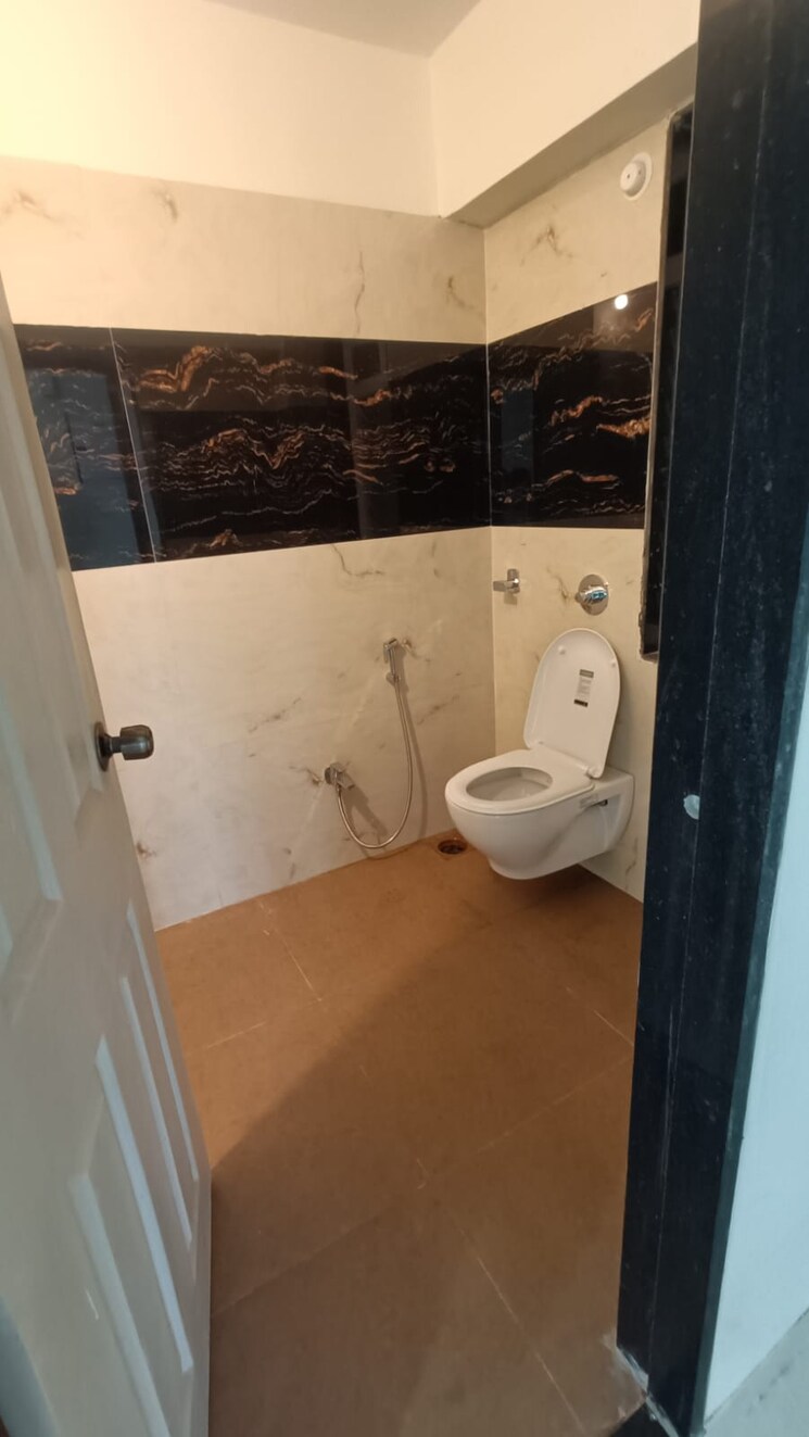 Bathroom, goregaon-west-view-chs 2 Bedroom 850 Sq.Ft. Apartment In Goregaon West Mumbai 9622985