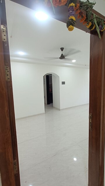 Room in 2 BHK Apartment at Goregaon West View CHS, Goregaon West – for Rent