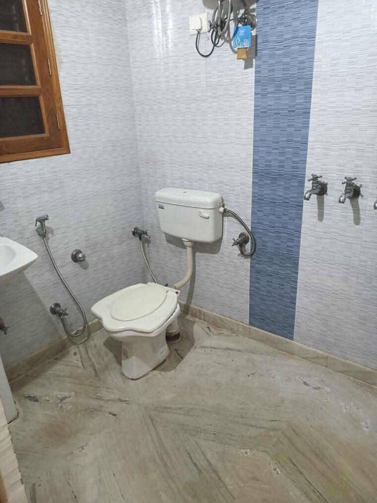 Bathroom, jagriti enclave 2 Bedroom 1000 Sq.Ft. Builder Floor In Jagriti Enclave Delhi 9622999