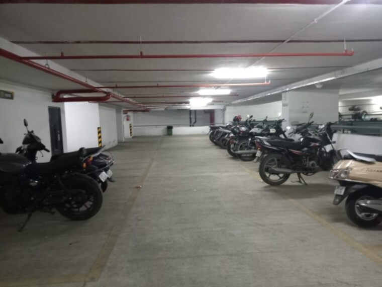  Parking, university road Commercial Office Space 850 Sq.Ft. In University Road Pune 9623005