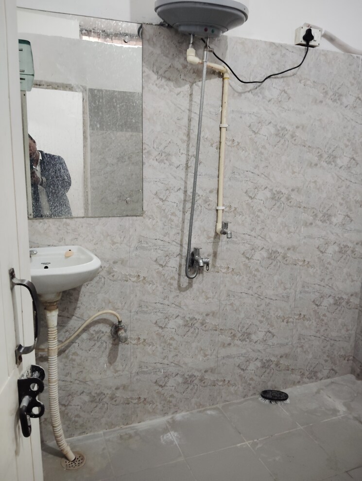 Bathroom, kalkaji 1.5 Bedroom 500 Sq.Ft. Builder Floor In Kalkaji Delhi 9623021