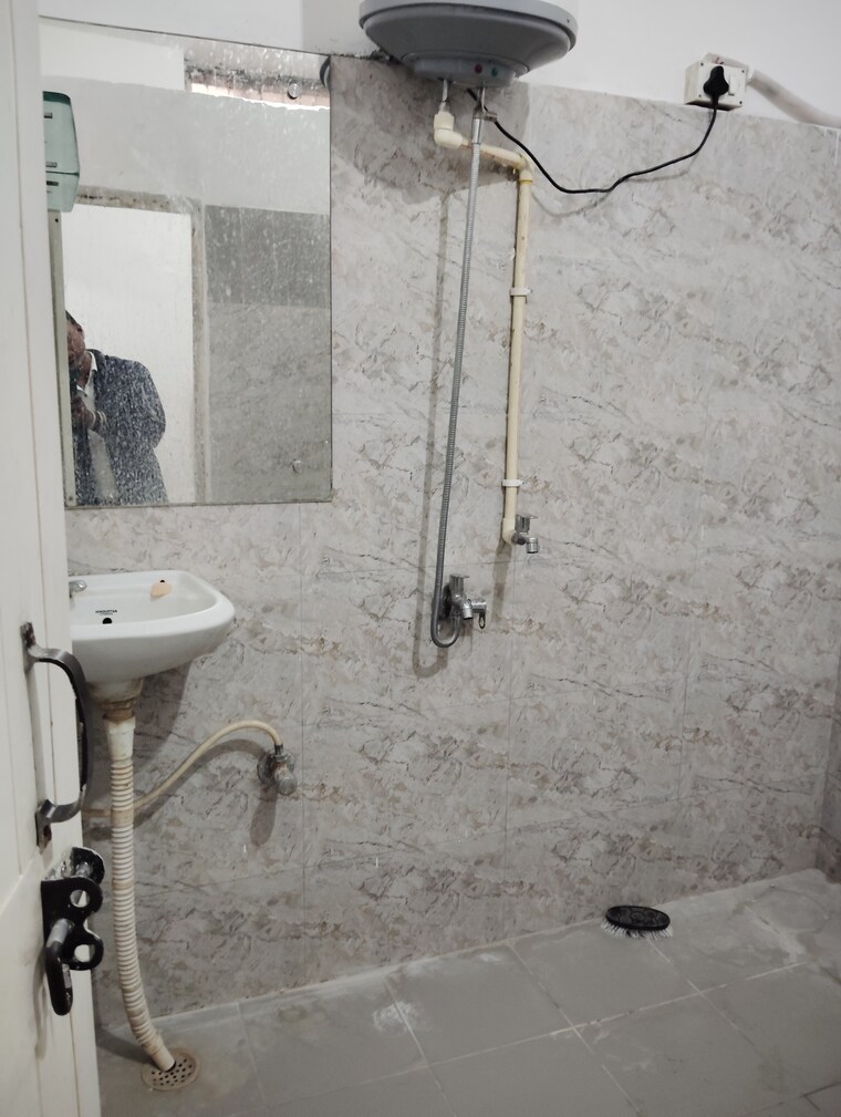 Bathroom, kalkaji 1.5 Bedroom 500 Sq.Ft. Builder Floor In Kalkaji Delhi 9623021