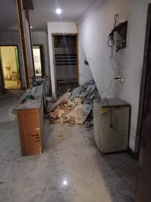 Room in 5 BHK Independent House at Defence Colony – for Rent