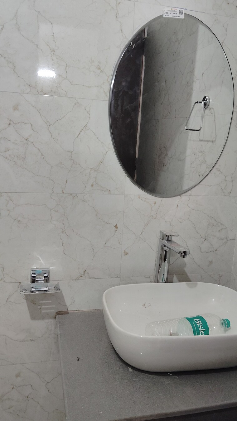 Bathroom, kalkaji 2.5 Bedroom 700 Sq.Ft. Builder Floor In Kalkaji Delhi 9623060