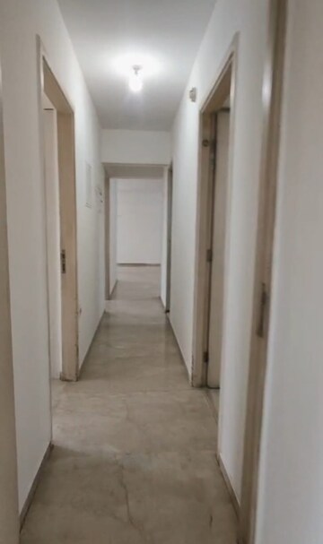 Building Lobby in 3.5 BHK Apartment at Hiranandani Meadows, Manpada – for Rent