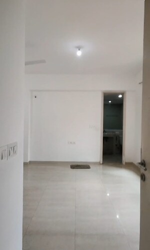 Room in 3.5 BHK Apartment at Hiranandani Meadows, Manpada – for Rent