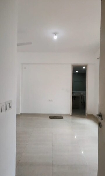 Room in 3.5 BHK Apartment at Hiranandani Meadows, Manpada – for Rent