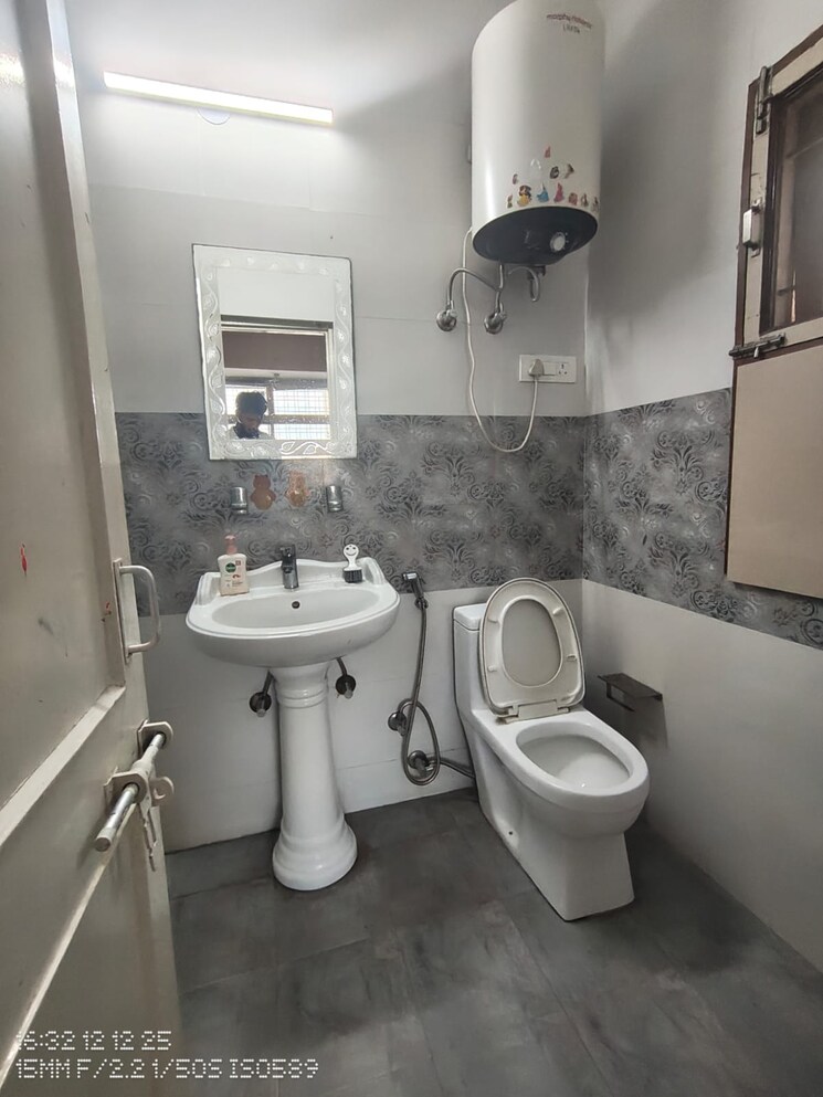 Bathroom, vijay-ratan-vihar 3 Bedroom 1500 Sq.Ft. Apartment In Sector 15 Gurgaon 9623133