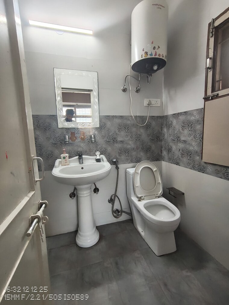 Bathroom, vijay-ratan-vihar 3 Bedroom 1500 Sq.Ft. Apartment In Sector 15 Gurgaon 9623133