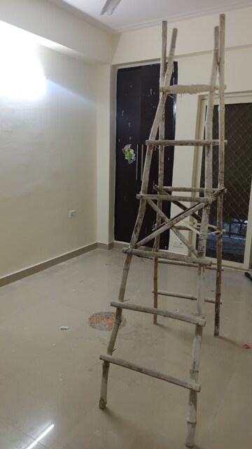 Room in 2 BHK Apartment at Jm Orchid, Sector 76 – for Rent