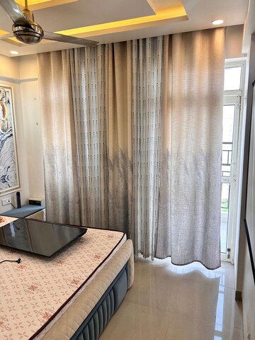 Room in 2 BHK Apartment at Suncity Avenue 76, Sector 76 – for Sale