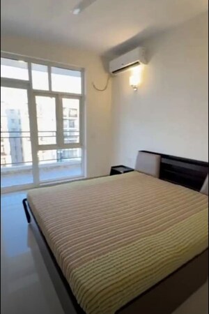 Room in 3 BHK Apartment at Gomti Nagar – for Rent
