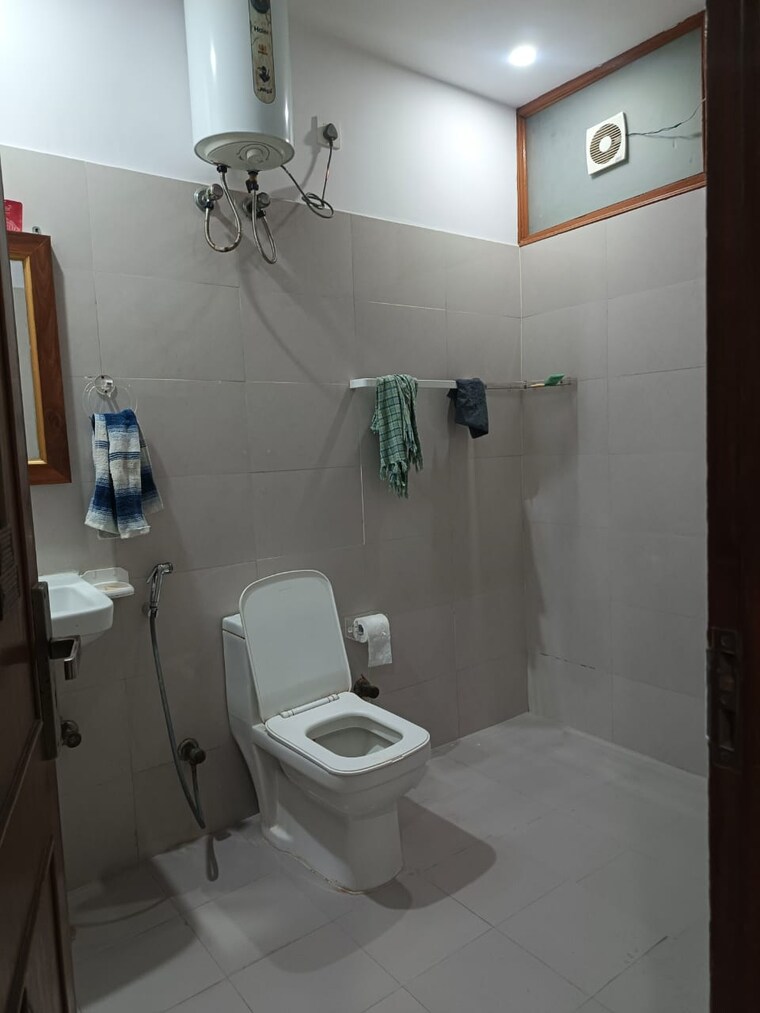 Attached Bathroom, sector 31 2 Bedroom 1250 Sq.Ft. Independent House In Sector 31 Noida 9623168
