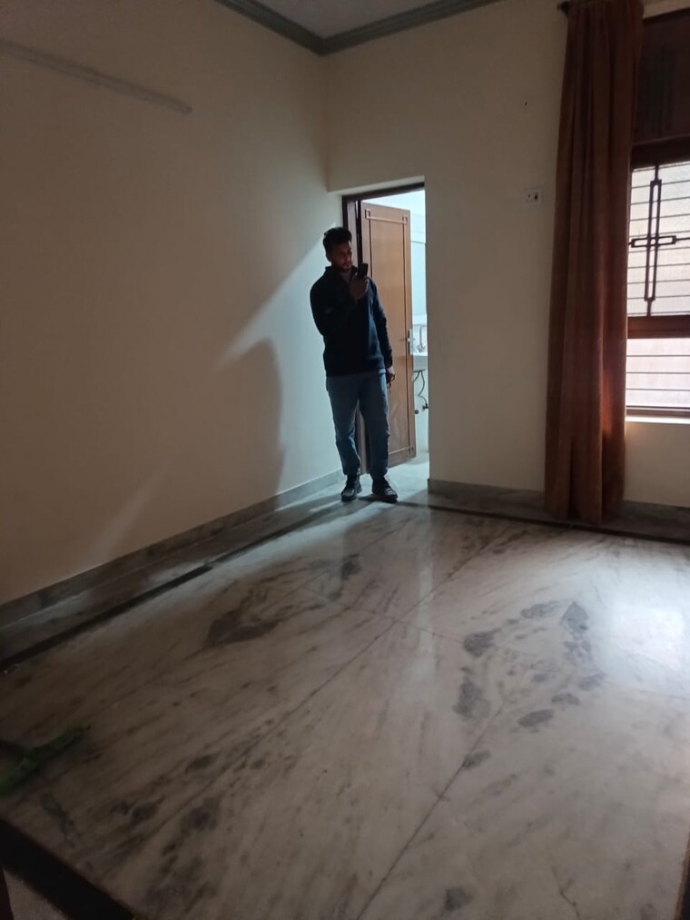 Room, sector 31 2 Bedroom 1250 Sq.Ft. Independent House In Sector 31 Noida 9623168