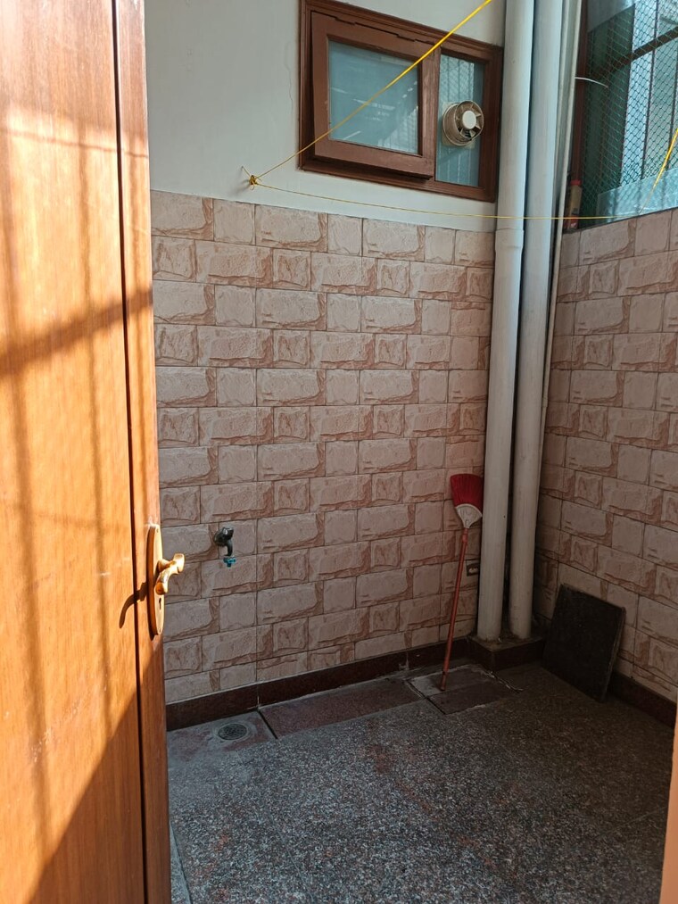 Bathroom, sector 31 2 Bedroom 1250 Sq.Ft. Independent House In Sector 31 Noida 9623168