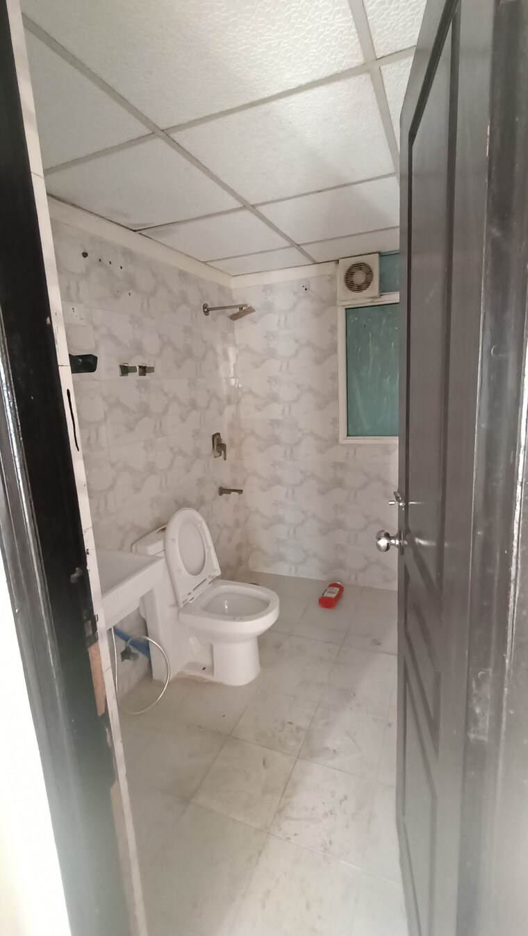 Bathroom, sethi-max-royal 2 Bedroom 1125 Sq.Ft. Apartment In Sector 76 Noida 9623194