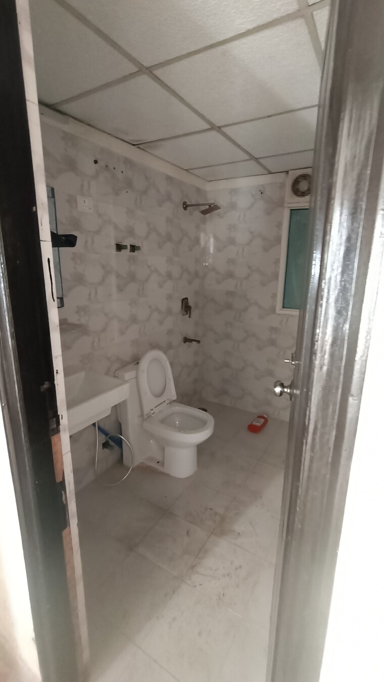 Bathroom, sethi-max-royal 2 Bedroom 1125 Sq.Ft. Apartment In Sector 76 Noida 9623194