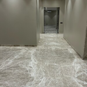 Room in 4 BHK Apartment at Dlf Phase V – for Sale