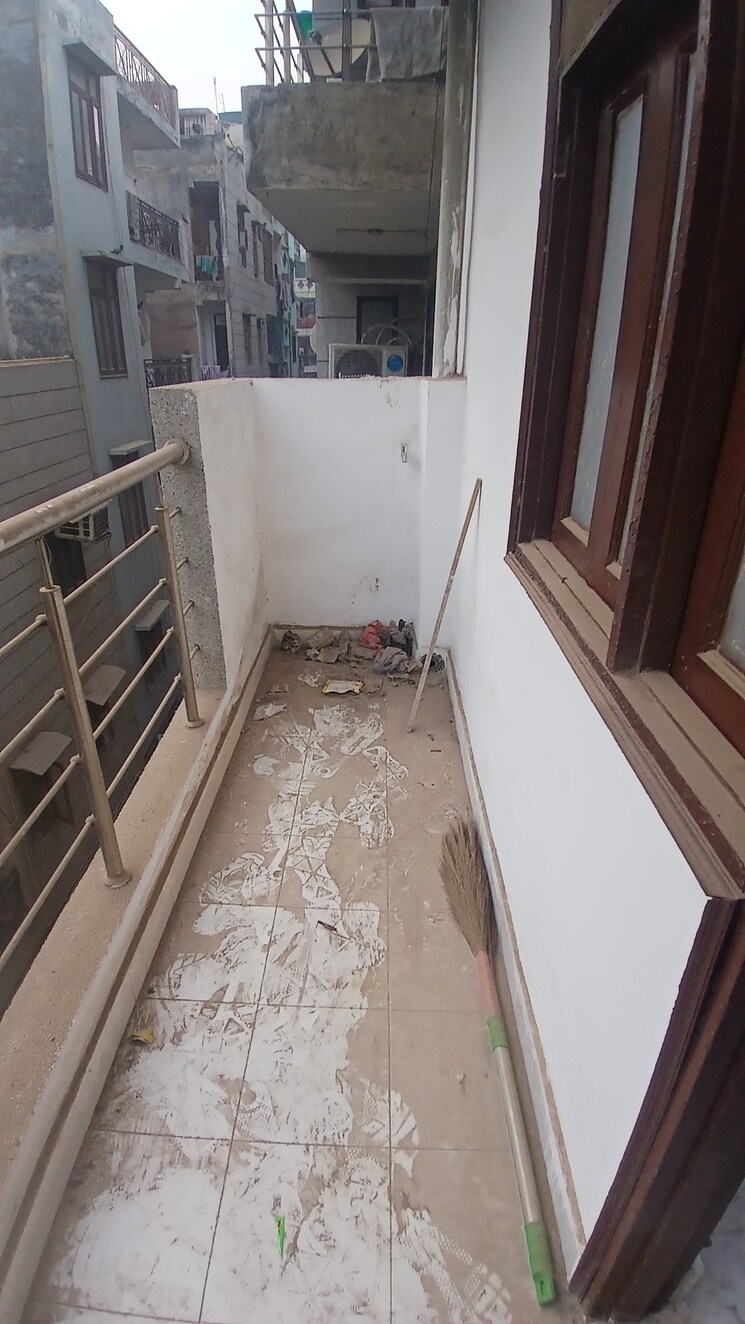 Balcony, jogabai extension 3 Bedroom 900 Sq.Ft. Apartment In Jogabai Extension Delhi 9623234
