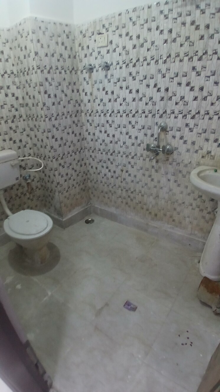 Bathroom, jogabai extension 3 Bedroom 900 Sq.Ft. Apartment In Jogabai Extension Delhi 9623234