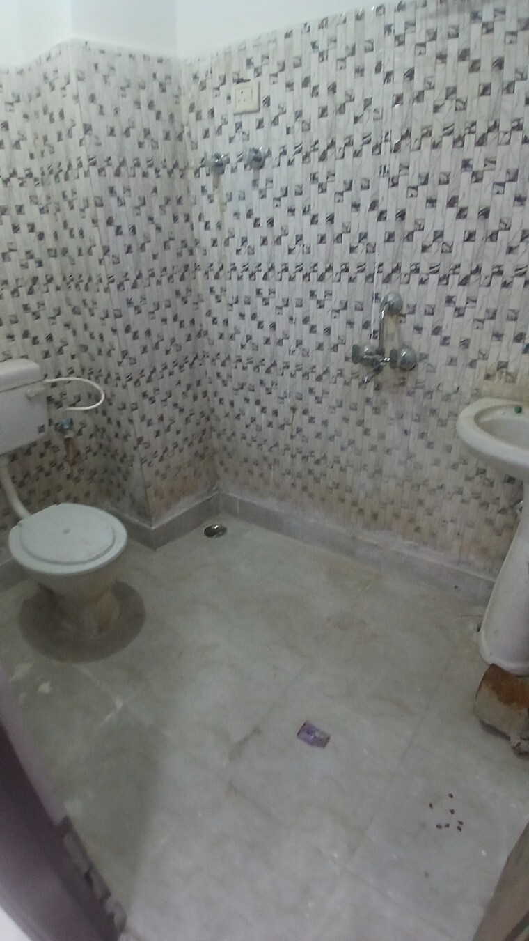 Bathroom, jogabai extension 3 Bedroom 900 Sq.Ft. Apartment In Jogabai Extension Delhi 9623234