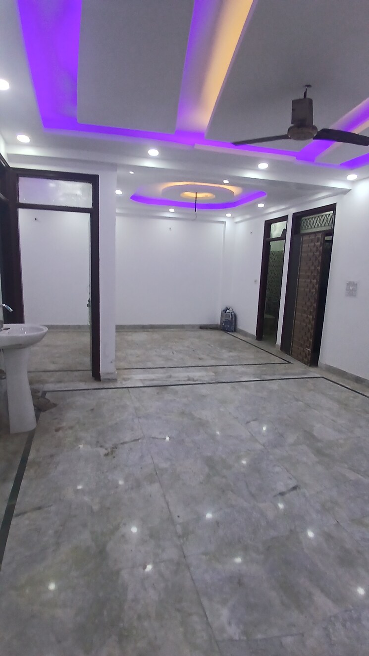Room, jogabai extension 3 Bedroom 900 Sq.Ft. Apartment In Jogabai Extension Delhi 9623234