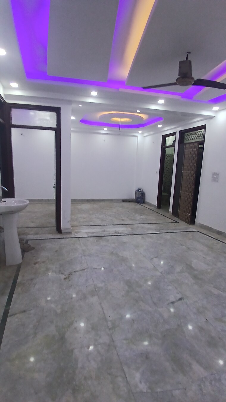Room, jogabai extension 3 Bedroom 900 Sq.Ft. Apartment In Jogabai Extension Delhi 9623234