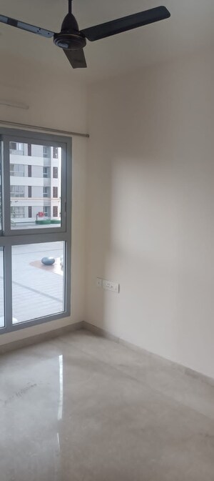 Room in 2 BHK Apartment at Piramal Vaikunth, Balkum Pada – for Rent