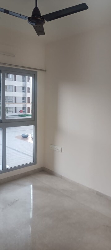 Room in 2 BHK Apartment at Piramal Vaikunth, Balkum Pada – for Rent