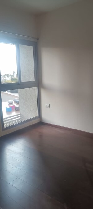 Room in 2 BHK Apartment at Piramal Vaikunth, Balkum Pada – for Rent