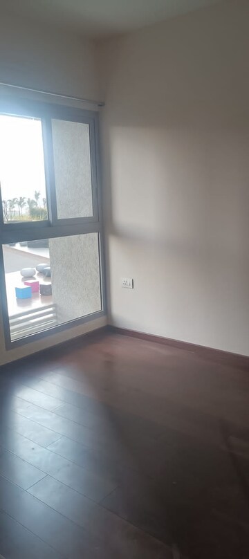 Room in 2 BHK Apartment at Piramal Vaikunth, Balkum Pada – for Rent