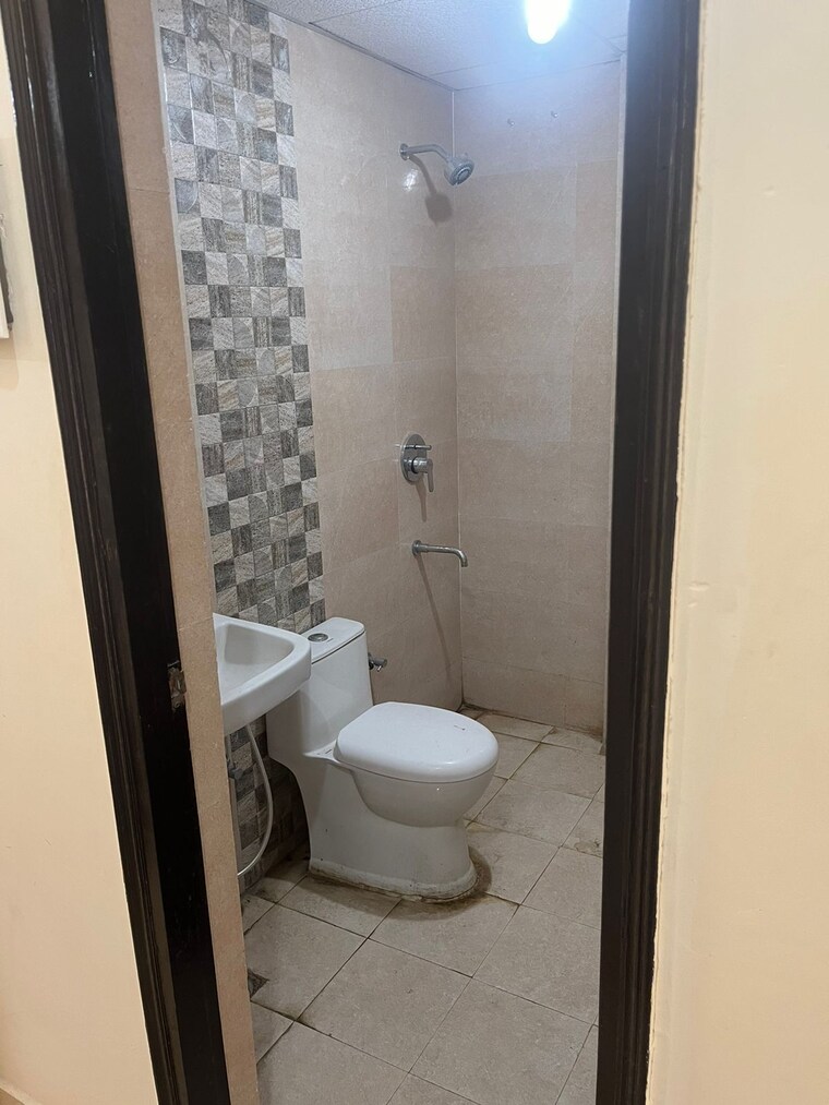 Bathroom, signature-global-park-4-and-5 3 Bedroom 1120 Sq.Ft. Builder Floor In Sohna Sector 36 Gurgaon 9623383