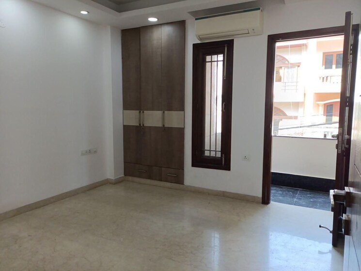 Room, kalindi colony 6 Bedroom 300 Sq.Yd. Independent House In Kalindi Colony Delhi 9623402