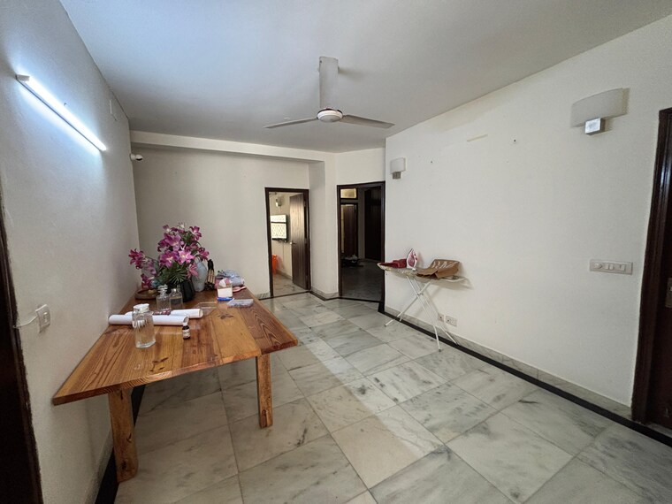 Room, nizamuddin 6 Bedroom 300 Sq.Yd. Independent House In Nizamuddin Delhi 9623404