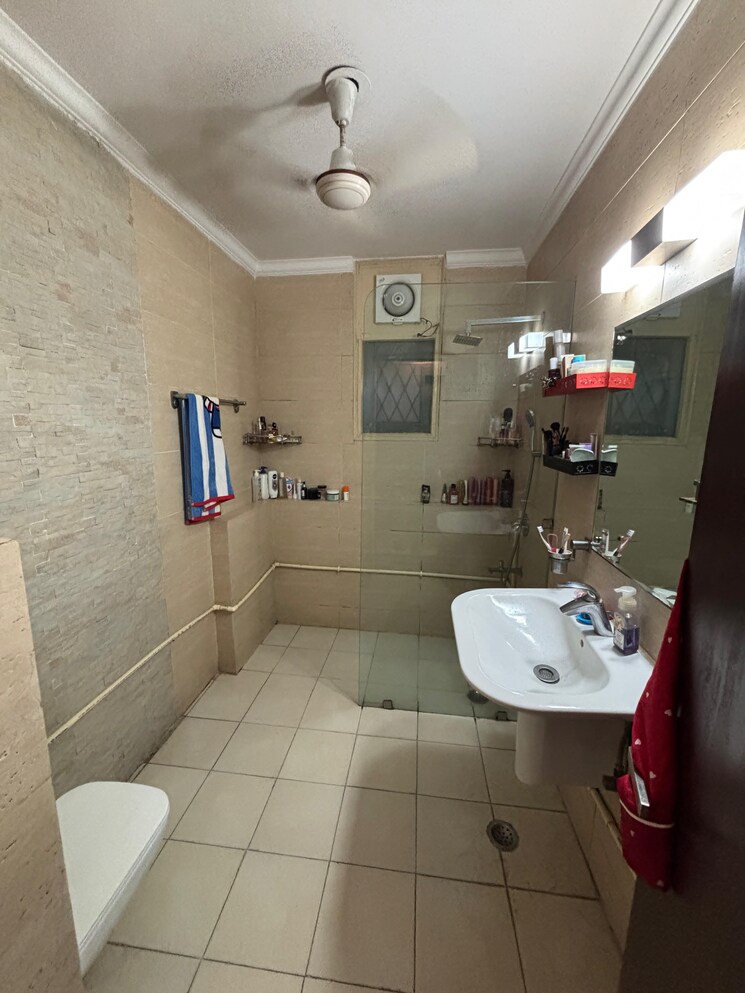 Bathroom, nizamuddin 6 Bedroom 300 Sq.Yd. Independent House In Nizamuddin Delhi 9623404