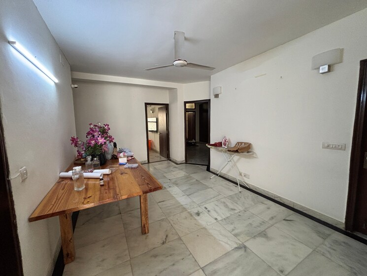 Room, nizamuddin 6 Bedroom 301 Sq.Yd. Independent House In Nizamuddin Delhi 9623406