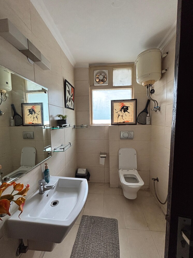 Attached Bathroom, jangpura 6 Bedroom 300 Sq.Yd. Independent House In Jangpura Delhi 9623408