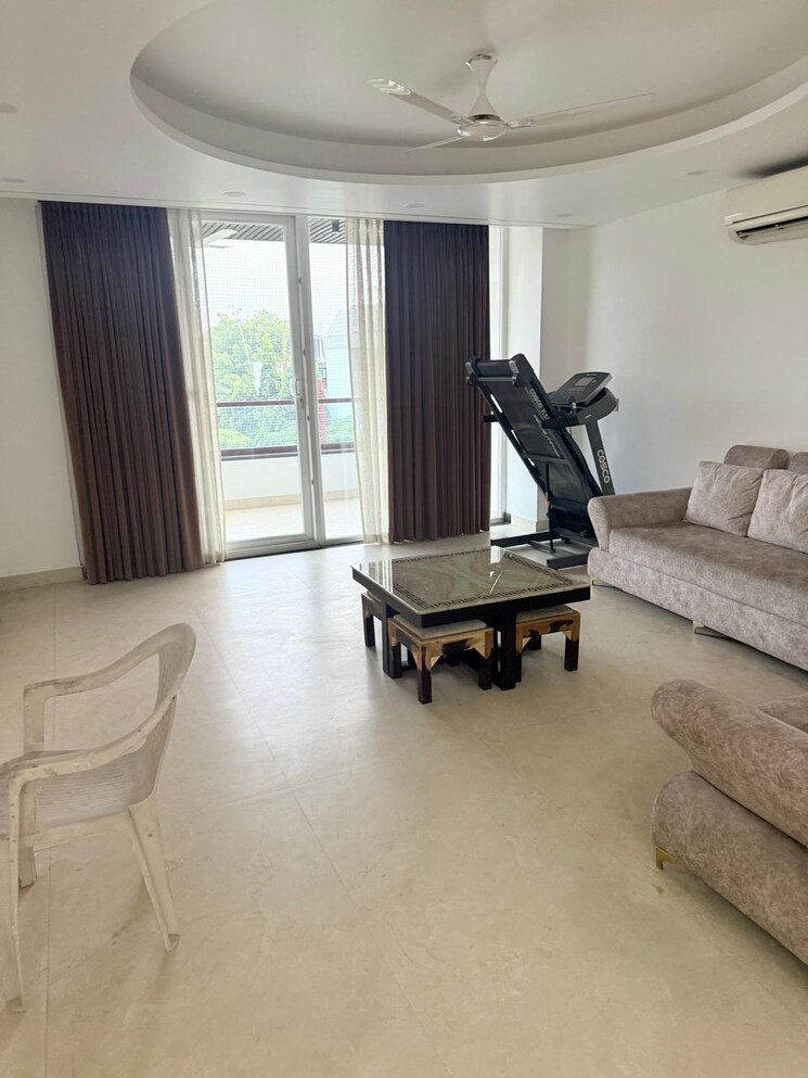 Gym, sector 26 5 Bedroom 250 Sq.Mt. Villa In Sector 26 Noida 9623438