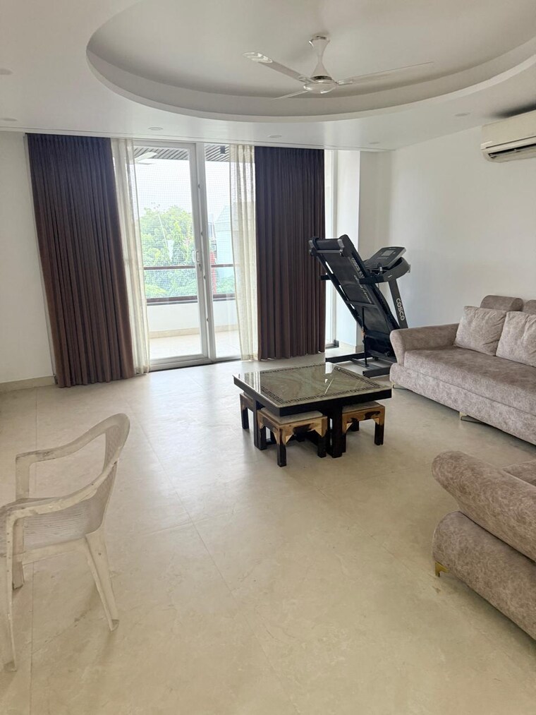 Gym, sector 26 5 Bedroom 250 Sq.Mt. Villa In Sector 26 Noida 9623438
