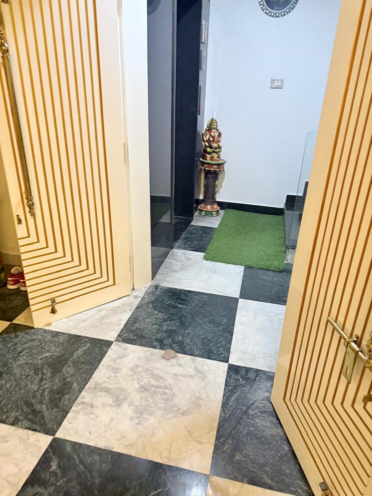 Balcony, sector 26 5 Bedroom 250 Sq.Mt. Villa In Sector 26 Noida 9623438