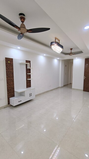 Room in 3 BHK Builder Floor at Malviya Nagar – for Rent
